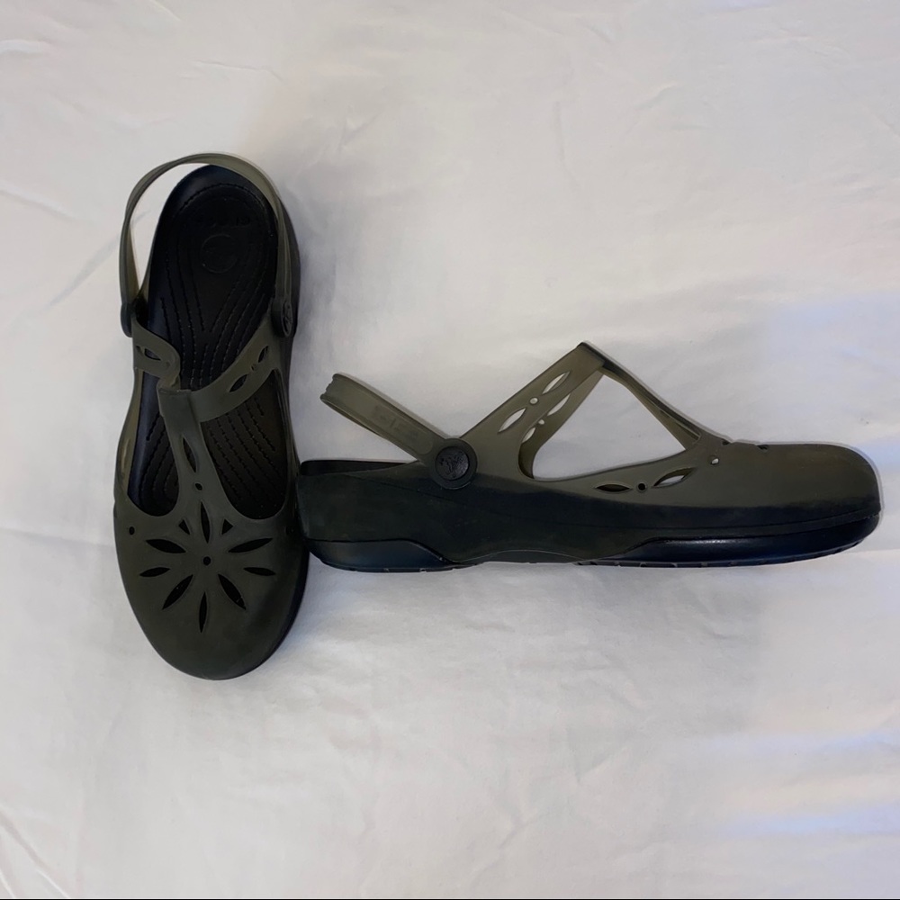 Crocs Carlie cutout t-strap clog in smoke grey